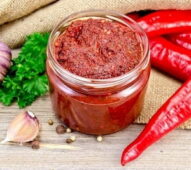 Acuka kullanım amacına göre değişir. Bazen kahvaltılık bir ezme, bazen bir sos, bazen de bir meze..