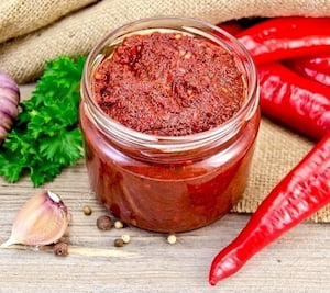 Acuka görseli Acuka kullanım amacına göre değişir. Bazen kahvaltılık bir ezme, bazen bir sos, bazen de bir meze..