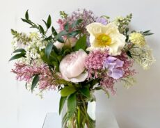 Anneler günü deyince akla hediye almak, annelere hediye deyince ise çiçek almak akla ilk gelen şeylerdir.