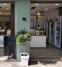 Dükkân bitkileri dükkanların içinde de dışında da olabiliyor.