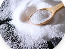 Sofra tuzu (sodyum klorür - NaCl) rafine edilmiş hali incecik ve bembeyazdır.